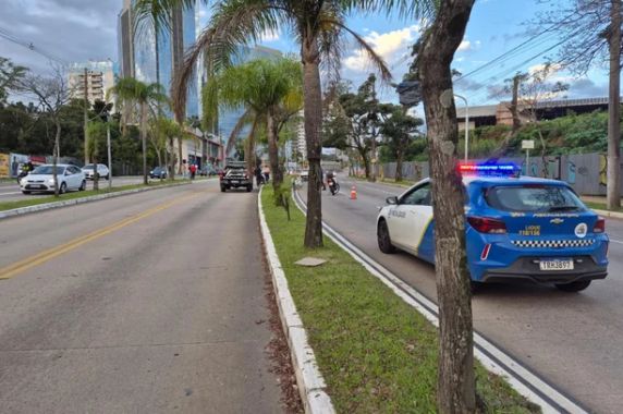 Motociclista morre após colisão contra carro na Terceira Perimetral, em Porto Alegre - foto 3