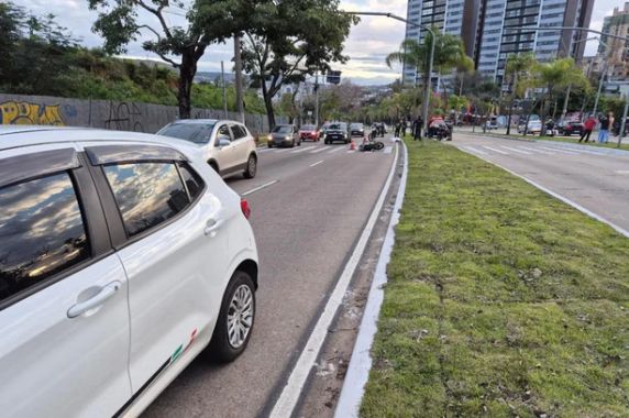 Motociclista morre após colisão contra carro na Terceira Perimetral, em Porto Alegre - foto 2