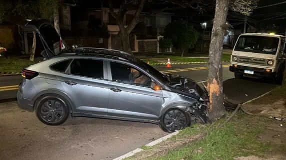 A vítima era passageiro de um carro que estava em corrida por aplicativo no bairro Glória.