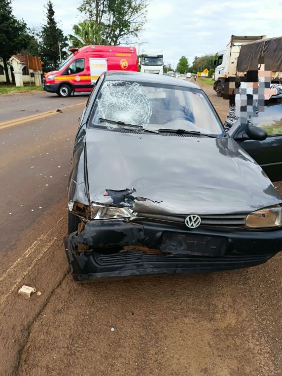 Acidente envolvendo um Gol e uma Honda CG 125 ocorreu na tarde desta sexta-feira (4), na BR-472, esquina com a Rua Guia Lopes