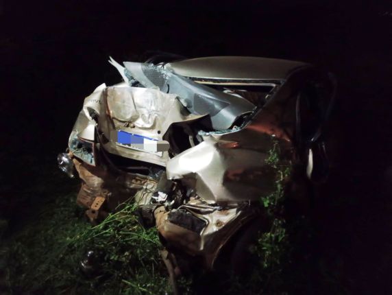 Carro sai da pista e atinge poste na ERS-323, em Jaboticaba