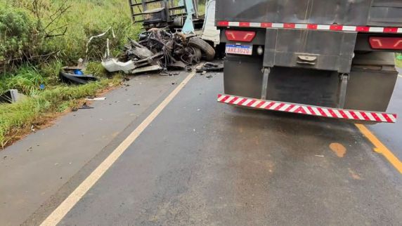 Grave acidente entre duas carretas e ônibus deixa motoristas em estado crítico na SC-350 - foto 2