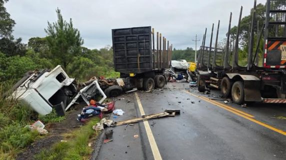 Colisão ocorreu nas proximidades de Salto Veloso e mobilizou equipes de resgate terrestre e aeromédico; vítimas receberam transfusão de sangue ainda no local