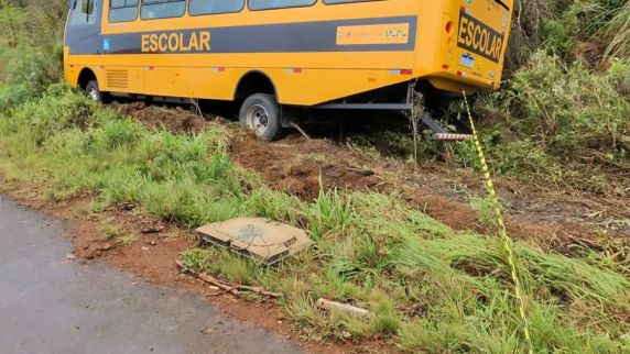 Grave acidente entre duas carretas e ônibus deixa motoristas em estado crítico na SC-350 - foto 3