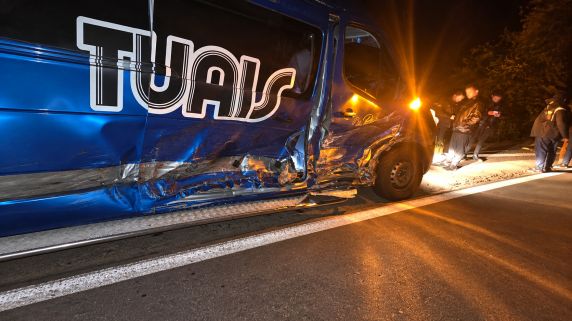 Colisão ocorreu durante o deslocamento para um segundo show; integrantes não ficaram feridos