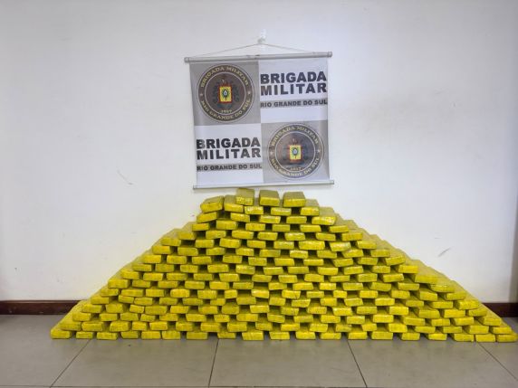 Droga estava dividida em 188 tabletes e foi apreendida durante abordagem a um veículo na RSC-377 neste domingo (6).