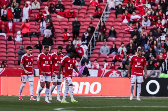 Colorado chegou a 10 jogos sem vencer no Brasileirão, teve lateral expulso e ficou a três pontos do Mirassol, o primeiro fora da zona de rebaixamento
