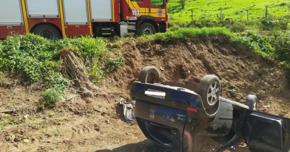 Acidente deixou dois ocupantes feridos na Linha Grafunda Alta; vítimas foram atendidas pelos bombeiros e pelo Samu