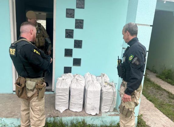 Ação integrada PRF, PF e PM descobre depósito subterrâneo com mais de 200 quilos de cocaína em Itajaí - foto 3