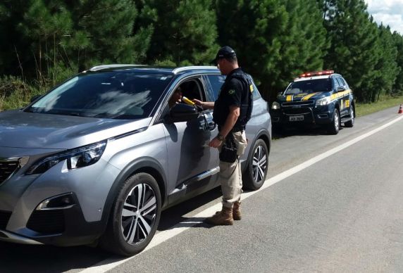 Fiscalização da PRF durante o feriadão também flagrou mais de 1,4 mil veículos acima da velocidade permitida e resultou na apreensão de 231 quilos de cocaína.