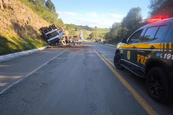 Acidente aconteceu por volta das 15h30min no km 55 da rodovia e deixou trânsito interrompido para trabalho das equipes de perícia