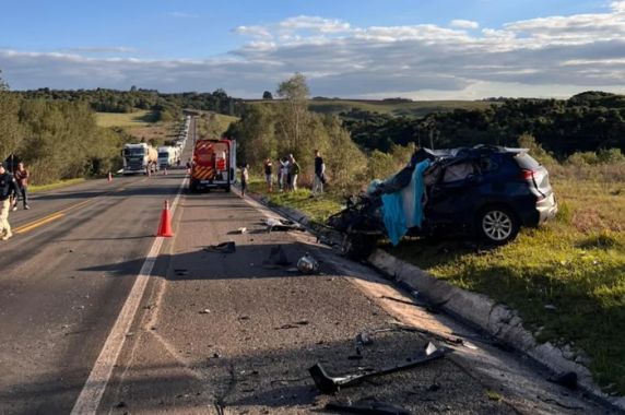 Acidente aconteceu por volta das 15h30min no km 55 da rodovia e deixou trânsito interrompido para trabalho das equipes de perícia