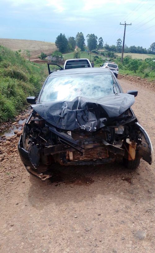Acidente envolvendo carro e motocicleta ocorreu na região de Esquina Pedrali; homem de 49 anos foi socorrido pelo SAMU e levado ao Hospital de Caridade de Três Passos