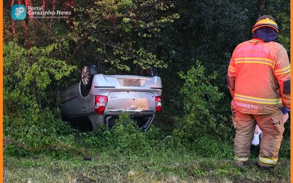 Motorista viajava sozinha em um Toyota Etios quando saiu da pista e parou entre árvores; ela conseguiu sair do veículo e pedir ajuda.
