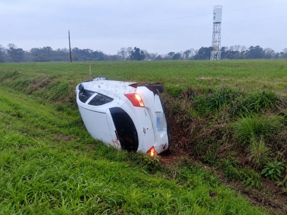 Chevrolet Onix com placas de Ijuí foi encontrado capotado na manhã desta quinta-feira (10); ainda não há informações sobre feridos