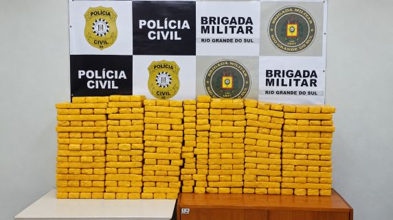 Brigada Militar e Polícia Civil realizaram a operação na noite de quarta-feira (9); veículo utilizado no transporte da droga também foi apreendido