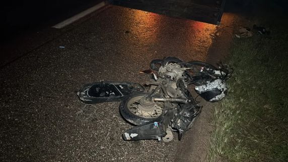 Mulher de 27 anos estava na garupa da motocicleta. Condutor sofreu politraumatismo