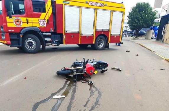 Colisão envolvendo uma Fiat Strada e uma motocicleta ocorreu no bairro Efapi; segunda vítima da moto foi encaminhada pelo SAER para atendimento especializado