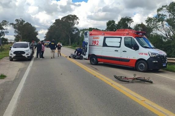 Colisão ocorreu por volta das 13h30min; ciclista foi transferido para o Pronto Socorro de Pelotas devido à gravidade.