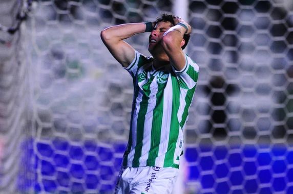 Equipe alviverde sofreu segunda derrota dentro de casa na competição e pode perder a primeira colocação na tabela