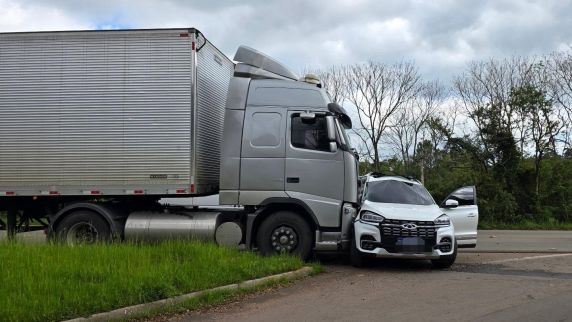 Dois adultos e um bebê estavam em um Caoa Chery Tiggo 8, atingido lateralmente e arrastado por alguns metros na Perimetral Sul