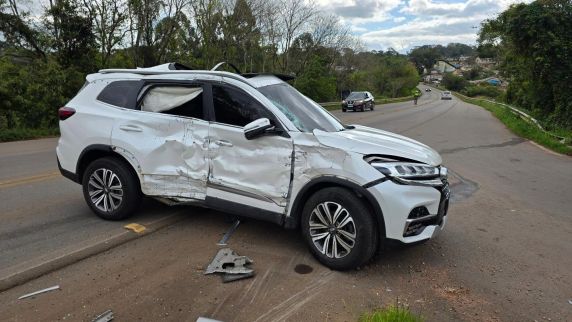 Colisão entre carro e caminhão deixa três feridos na ERS-324, em Passo Fundo - foto 2