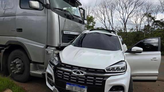 Colisão entre carro e caminhão deixa três feridos na ERS-324, em Passo Fundo - foto 3
