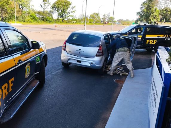 Droga estava escondida no bagageiro, assoalho e banco traseiro de um Renault Sandero; suspeitos disseram que levariam a carga até Itaqui