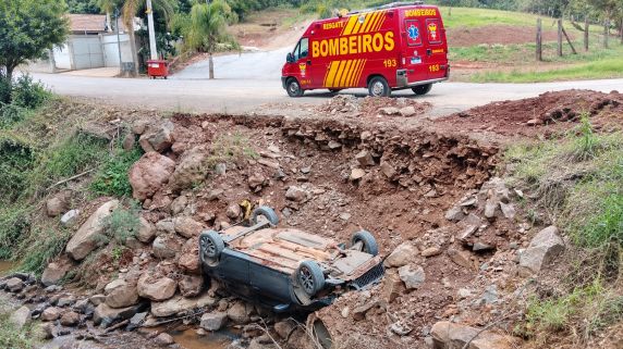 Acidente ocorreu na tarde de segunda-feira na comunidade da Gruta do Rio Marau; motorista não sofreu ferimentos aparentes