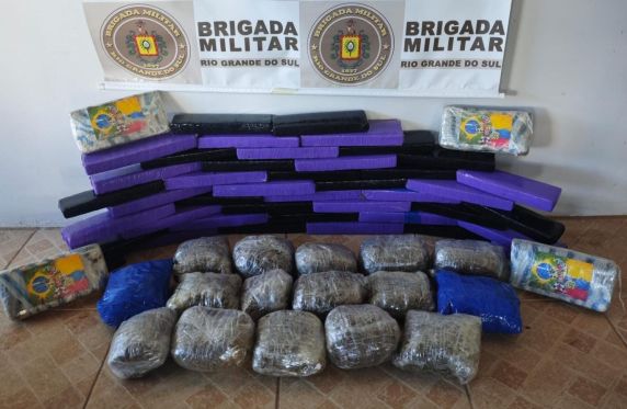 Droga estava distribuída em 61 pacotes encontrados em diferentes compartimentos de um veículo abordado em Passo Fundo