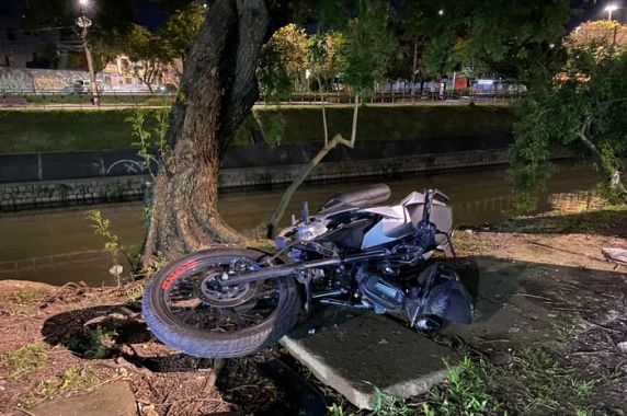 Motociclista cai no Arroio Dilúvio, em Porto Alegre