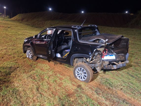 Acidente ocorreu na noite de quarta-feira (16), na Avenida América; motorista do outro veículo não estava no local