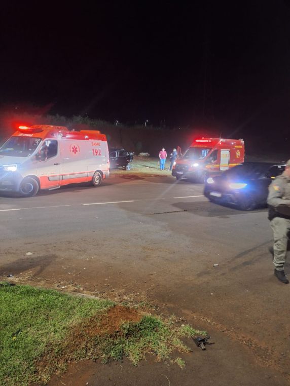 Acidente ocorreu na noite de quarta-feira (16), na Avenida América; motorista do outro veículo não estava no local