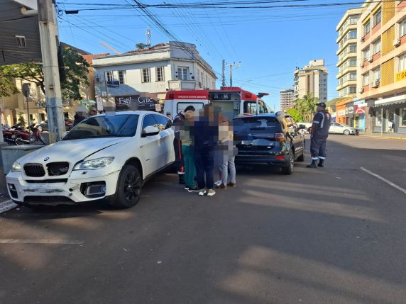 Acidente ocorreu na manhã desta quinta-feira (17), no cruzamento das ruas do Comércio e Sete de Setembro; Samu foi acionado