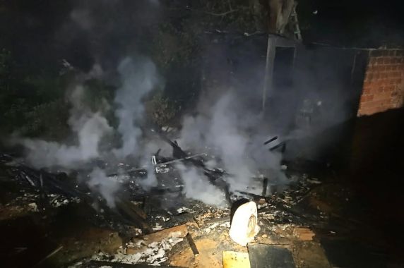 Vítima está hospitalizada com queimaduras nas vias respiratórias; imóvel ficou destruído