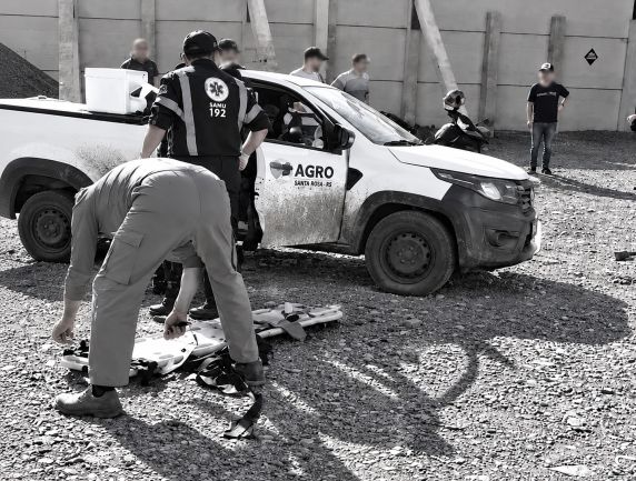 Colisão entre uma Fiat Strada e uma Toyota Hilux ocorreu na tarde desta quinta-feira (17); vítima chegou a ser preparada para transferência a Santa Rosa, mas não resistiu aos ferimentos