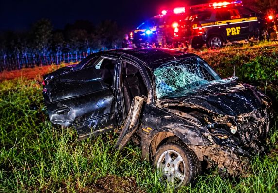 Veículo saiu da pista durante a madrugada desta sexta-feira, em Santo Antônio das Missões; motorista foi hospitalizado em estado grave