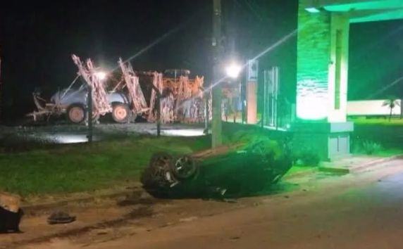 Motorista perdeu o controle de um Ford Focus, que capotou nas proximidades do pórtico de acesso ao município; vítimas foram encaminhadas ao Hospital Bom Pastor.