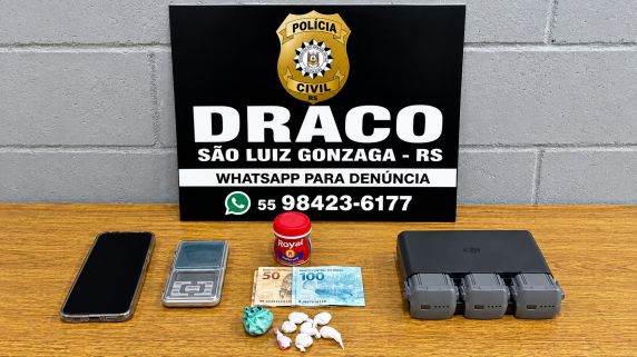 Entorpecentes foram encontrados escondidos em um saco de arroz durante cumprimento de mandado de busca no Bairro Paz; balança de precisão e outros objetos também foram apreendidos