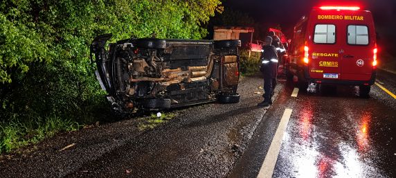 Colisão ocorreu na noite deste sábado (19); um dos veículos capotou sobre a rodovia e vítimas foram atendidas pelos Bombeiros e pelo Samu