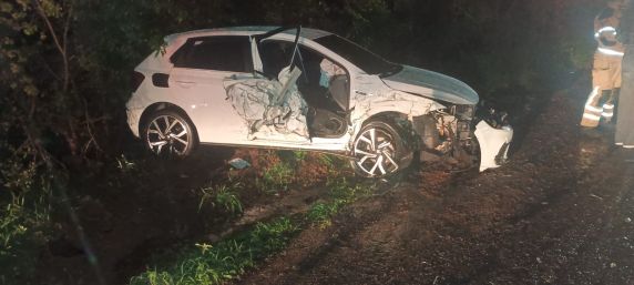 Colisão ocorreu na noite deste sábado (19); um dos veículos capotou sobre a rodovia e vítimas foram atendidas pelos Bombeiros e pelo Samu