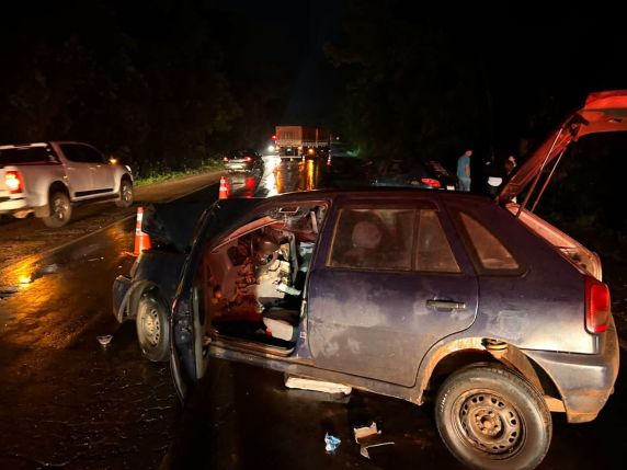 Acidente envolvendo um Volkswagen Gol e um Peugeot ocorreu na noite de sábado (19); entre os feridos está uma criança de 4 anos