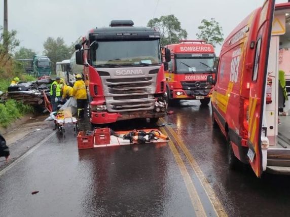 Colisão entre carro e caminhão deixa um morto e dois feridos na SC-155 - foto 2
