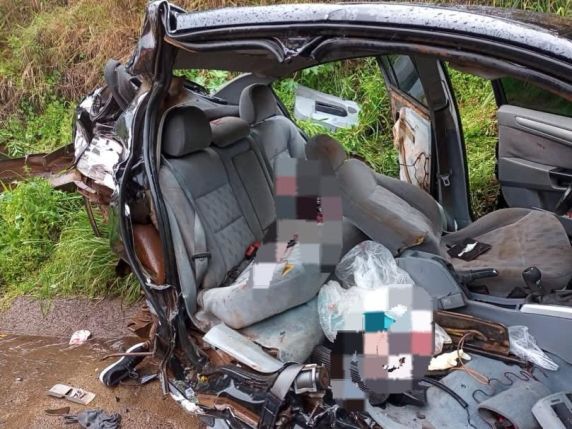 Colisão entre carro e caminhão deixa um morto e dois feridos na SC-155 - foto 3