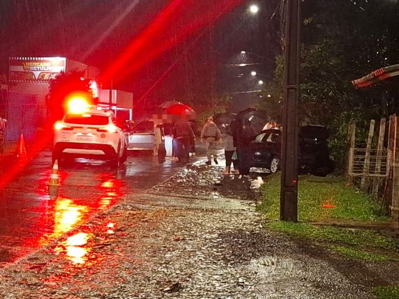 Acidente envolvendo um GM Monza e um Citroën C4 ocorreu na noite de sábado (19), na Avenida São Luiz, no bairro Getúlio Vargas.
