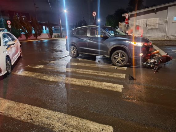 Acidente ocorreu na noite deste sábado (19), no cruzamento das ruas Sepé Tiaraju e Sergipe; motociclista foi encaminhado ao Hospital de Clínicas