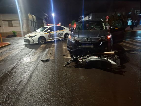 Acidente ocorreu na noite deste sábado (19), no cruzamento das ruas Sepé Tiaraju e Sergipe; motociclista foi encaminhado ao Hospital de Clínicas
