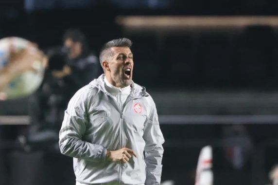 Saída foi anunciada pelo clube na noite deste domingo (20), após a derrota para o São Paulo, no Morumbi