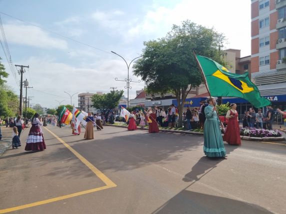 Evento reuniu comunidade na Avenida Uruguai e contou com participação de invernadas, piquetes, projetos educacionais e representantes do tradicionalismo