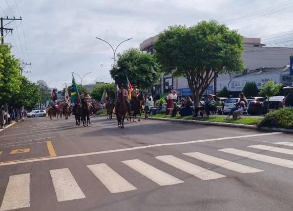 Evento reuniu comunidade na Avenida Uruguai e contou com participação de invernadas, piquetes, projetos educacionais e representantes do tradicionalismo